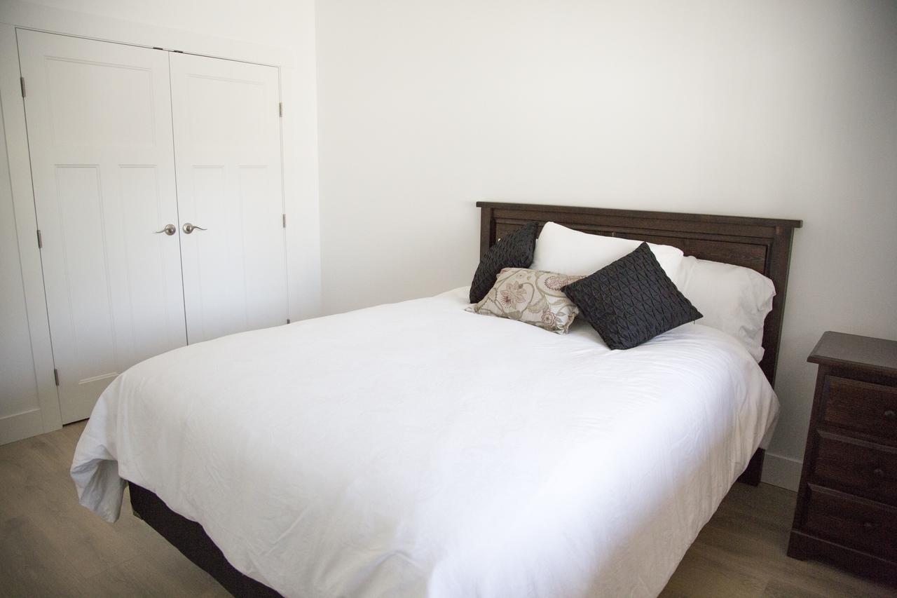 Pacific Point Market And Suites Powell River Bagian luar foto