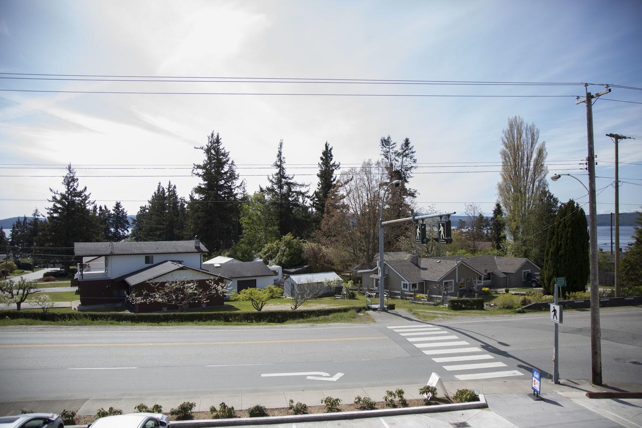 Pacific Point Market And Suites Powell River Bagian luar foto