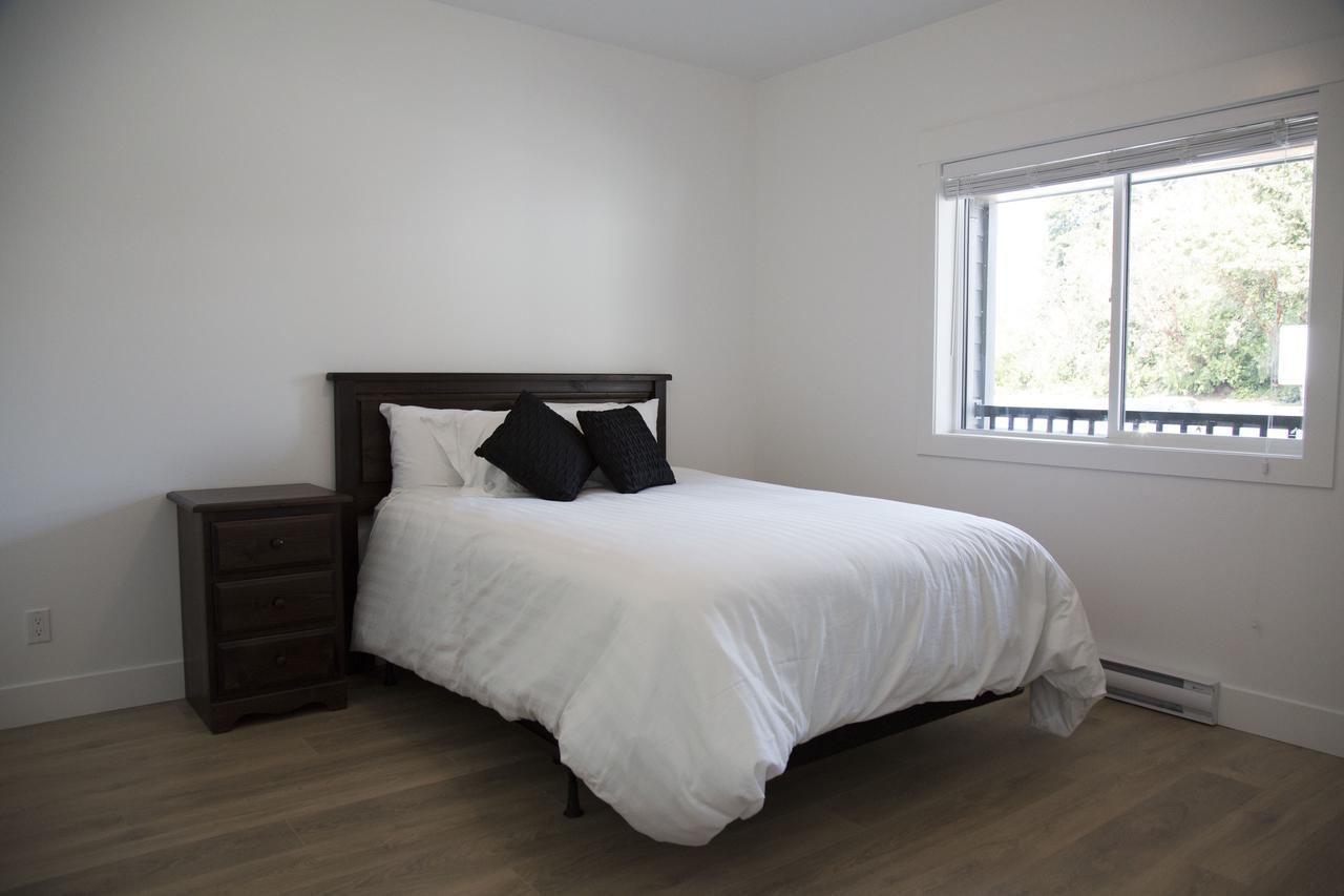 Pacific Point Market And Suites Powell River Bagian luar foto