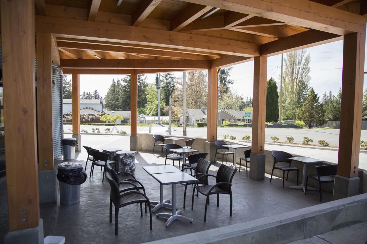 Pacific Point Market And Suites Powell River Bagian luar foto