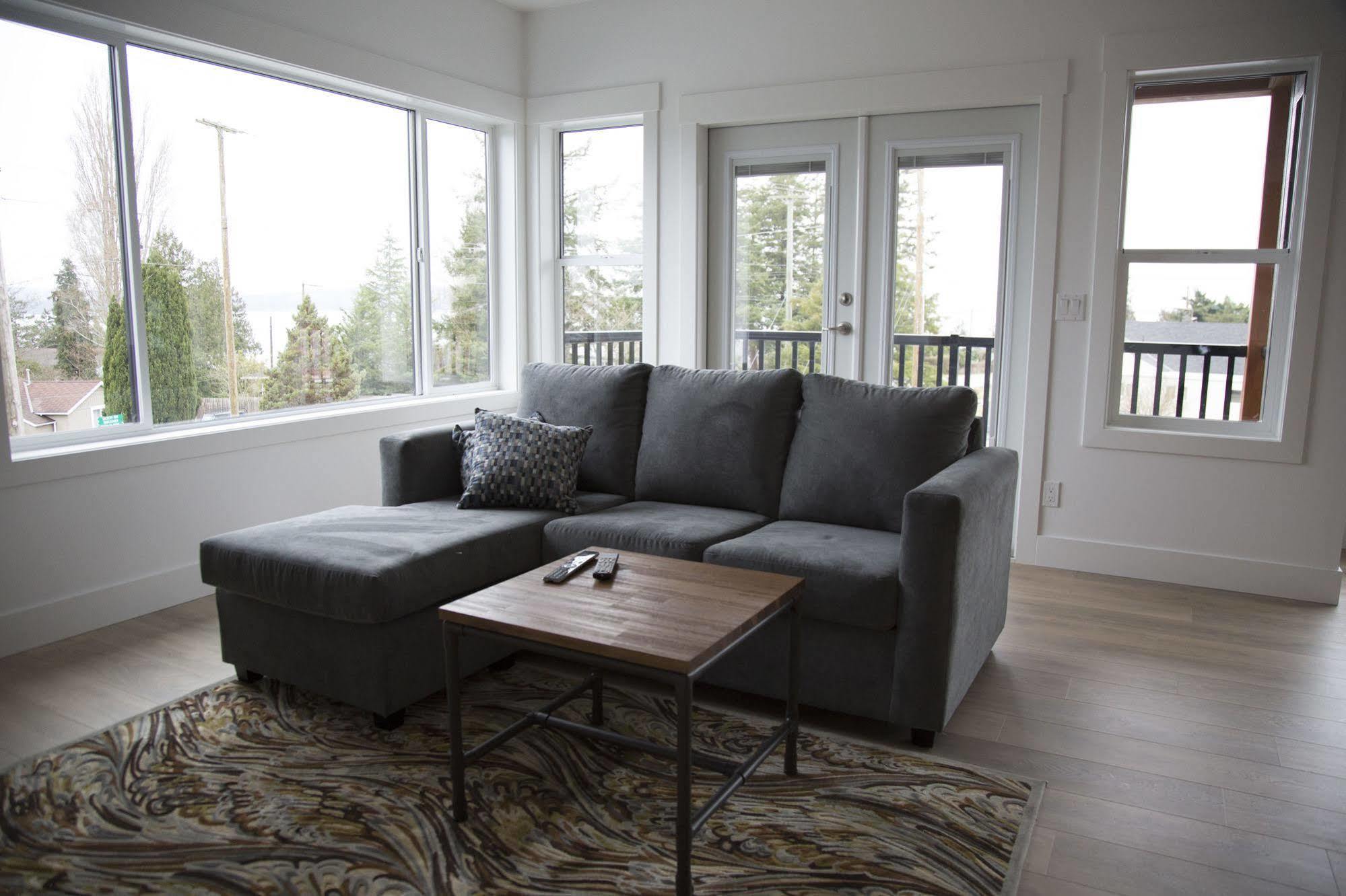 Pacific Point Market And Suites Powell River Bagian luar foto