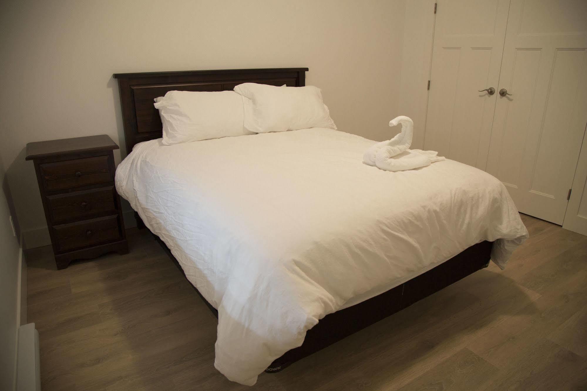 Pacific Point Market And Suites Powell River Bagian luar foto